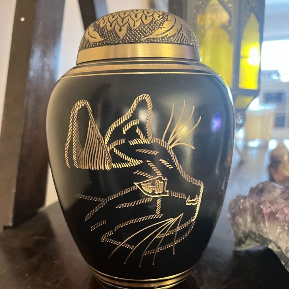 Solid brass, black, 45 cubic inches, carved cat urn. - Picture 7 of 7